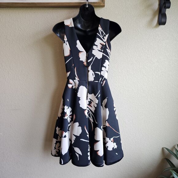 ANTHROPOLOGIE Maeve Amory Scuba Dress Fit Flare Floral Black Cream Size 0 VNeck - Picture 6 of 6